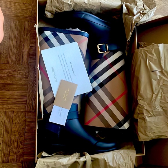Authentic Burberry boots - Picture 2 of 6